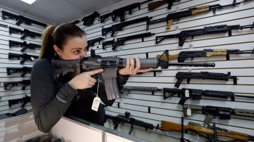 La ley contra armas ha permitido aumentar la verificación de antecedentes durante una compra.