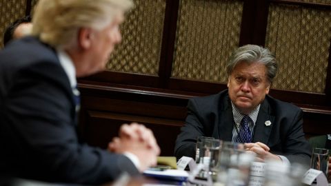 Steve Bannon, exasesor de Trump, se declara "preso político" un día antes de tener que ingresar en prisión