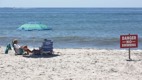 Autoridades alertan por ataques de tiburón en playas de Florida; suman tres heridos hasta el momento