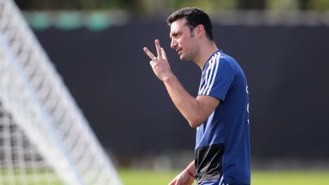 El seleccionador argentino, Lionel Scaloni, prepara lo que será el duelo ante Ecuador del domingo en Chicago.