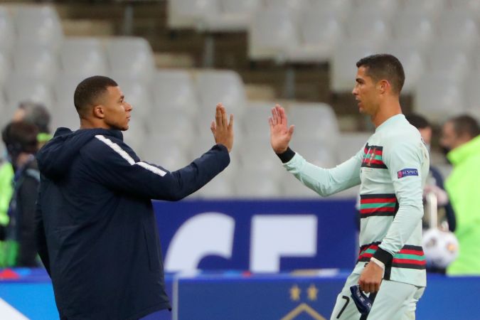 El francés Kylian Mbappé y el portugués Cristiano Ronaldo se saludan después de un partido entre sus selecciones en la UEFA Nations League disputado en el 2020.