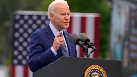 El expresidente Biden gana terreno entre latinos en estados clave.