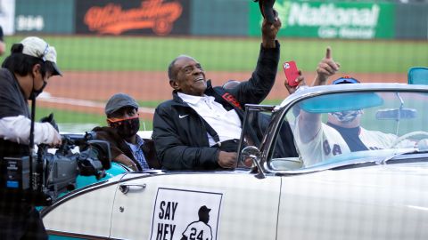 El legendario Willie Mays saluda al público al ser honrado en su cumpleaños 90 el 7 de mayo de 2021 en el estadio de los Giants de San Francisco.