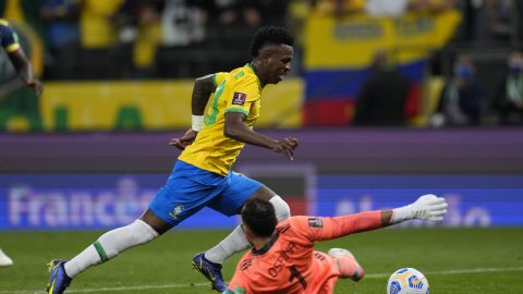 Brazil's Vini Jr, top, makes an attempt to score a goal against Colombia during a qualifying soccer match for the FIFA World Cup Qatar 2022 at Neo Quimica Arena stadium in Sao Paulo, Brazil, Thursday, Nov.11, 2021. Brazil won 1-0. (AP Photo/Andre Penner)