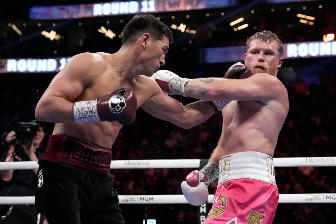 Dmitry Bivol y Canelo Álvarez