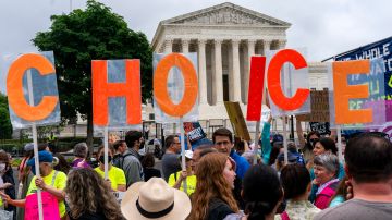 Defensores del derecho al aborto sostienen letras que deletrean "Mi elección" ante la Corte Suprema, el 14 de mayo de 2022.