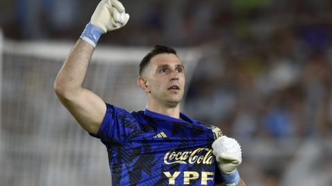 Argentina's goalkeeper Emiliano Martinez waves to fans during the warm up prior to an international friendly soccer match between Argentina and Panama in Buenos Aires, Argentina, Thursday, March 23, 2023 (AP Photo/Gustavo Garello)