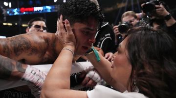 Ryan García, en esta imagen con su madre Lisa luego de la pelea del 22 de abril en Nueva York, debe cuidar de su salud mental, opina Julio César Chávez Jr.