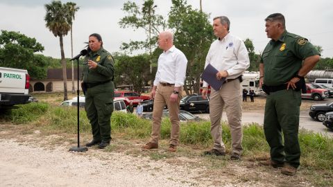 El secretario de Seguridad Nacional, Alejandro Mayorkas (segundo derecha) acudió a la frontera este miércoles.