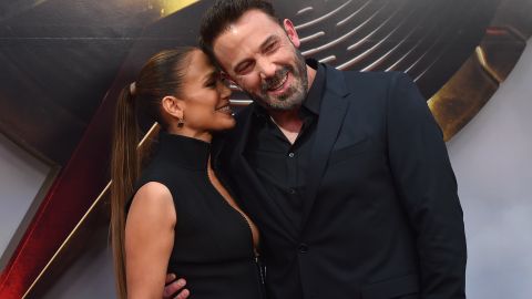 A pesar de las especulaciones de ruptura con Jennifer Lopez, Ben Affleck muestra su anillo de casado