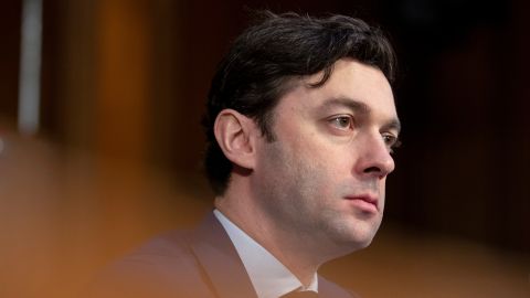 Senador Ossoff impulsa investigación por abusos y maltrato en el centro de procesamiento de migrantes en El Paso