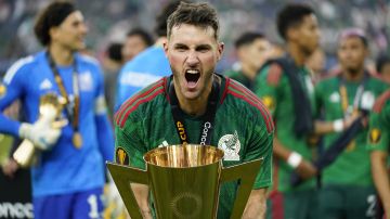 Mexico's Santiago Gimenez lift the winner's trophy after beating Panama 1-0 in the CONCACAF Gold Cup final soccer match Sunday, July 16, 2023, in Inglewood, Calif. (AP Photo/Ashley Landis)