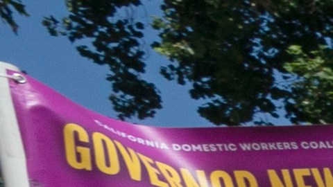 Trabajadoras domésticas reclaman protección laboral durante una manifestación en California.