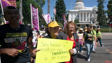 Trabajadoras domésticas reclaman protección laboral durante una manifestación en California.