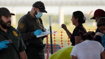 Tras las nuevas restricciones, menos migrantes pueden pedir asilo en la frontera de EE.UU.