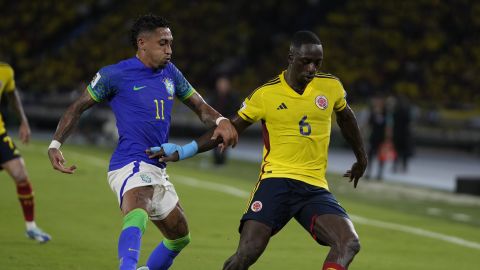 Deiver Machado defiende un balón en un duelo contra Brasil correspondiente a las Eliminatorias de Conmebol rumbo al Mundial del 2026.