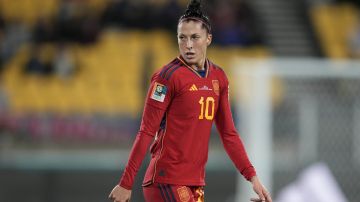 FILE - Spain's Jennifer Hermoso reacts after missing a scoring chance during the Women's World Cup Group C soccer match between Japan and Spain in Wellington, New Zealand, Monday, July 31, 2023. FIFA’s player of the year awards are up for grabs Monday, Jan. 15, 2024 with the women’s award finalists being 2023 World Cup winners Aitana Bonmatí and Jenni Hermoso of Spain, plus Linda Caicedo of Colombia. (AP Photo/John Cowpland, File)