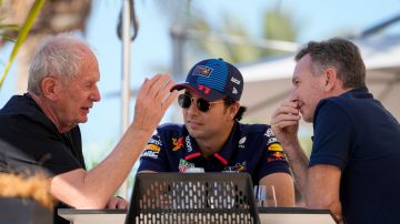 Helmut Marko conversando con Sergio "Checo" Pérez y el director de Red Bull, Christian Horner, durante el GP de Bahréin.