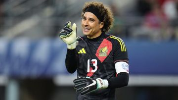 Mexico's Guillermo Ochoa gestures toward the sideline official during the first half of a CONCACAF Nations League semifinals soccer match against Panama, Thursday, March 21, 2024, in Arlington, Texas. (AP Photo/Julio Cortez)