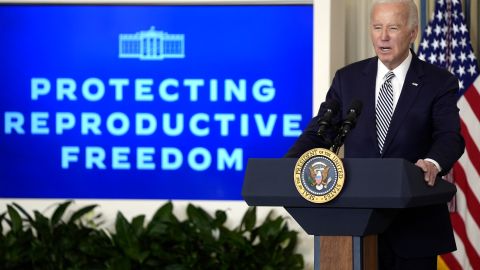 Biden responsabiliza a Donald Trump por anular Roe v. Wade hace dos años