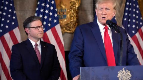 El presidente de la Cámara, Mike Johnson, y el expresidente Trump.