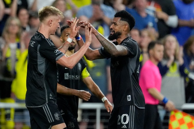 El defensor panameño Aníbal Godoy (D) celebrando una victoria de su equipo, Columbus Crew esta temporada 2024 de la Major League Soccer.