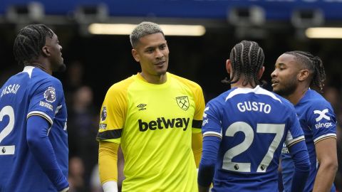 talks with Chelsea players after the English Premier League soccer match between Chelsea and West Ham United at Stamford Bridge