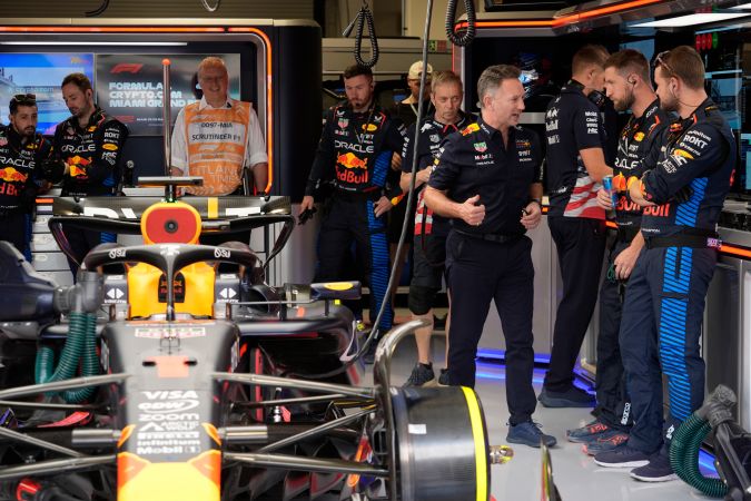 El director de Red Bull, Christian Horner, en el garaje del equipo de la bebida energética conversando con parte del staff previo a una carrera de la presente temporada de la F1.