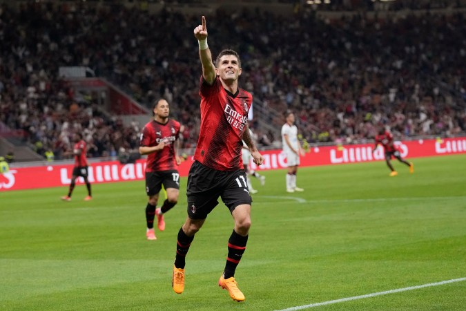 Christian Pulisic celebrando un gol esta temporada con el AC Milan a donde llegó después de un paso por el Chelsea de la Premier League.