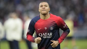 PSG's Kylian Mbappe warms up before the French League One soccer match between Paris Saint-Germain and Toulouse at the Parc des Princes stadium in Paris, Sunday, May 12, 2024. (AP Photo/Christophe Ena)