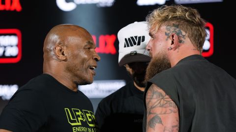 Mike Tyson y Jake Paul se encaran en una conferencia de prensa para promover su próxima pelea, el jueves 16 de mayo de 2024 (AP Foto/Sam Hodde)