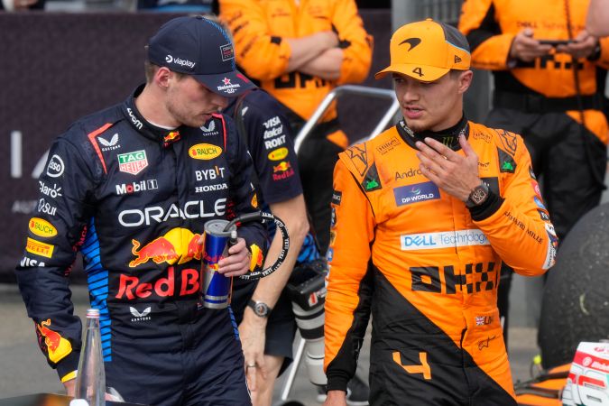 El neerlandés de Red Bull, Max Verstappen, conversando con el británico de McLare, Lando Norris, durante el Gran Premio de Emilia Romagna.