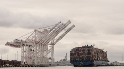 Dos meses después del derrumbe del puente, reabren por completo el acceso al puerto de Baltimore