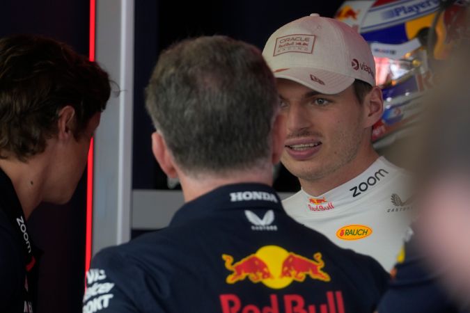 El tricampeón mundial de la F1, Max Verstappen, conversando con el mandamás de Red Bull, Christian Horner, después del Gran Premio de Mónaco.
