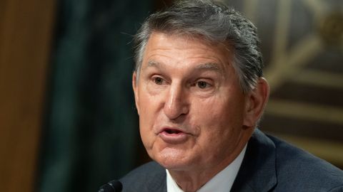 Manchin anunció que se ha registrado como independiente, lo que plantea dudas sobre sus planes políticos futuros.