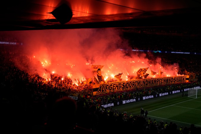 Los fans del Borussia Dortmund encendieron bengalas a pesar de estar prohibido.