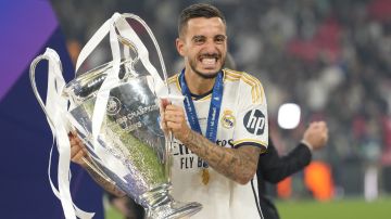 Real Madrid's Joselu celebrates with the trophy after winning the Champions League final soccer match between Borussia Dortmund and Real Madrid at Wembley stadium in London, Saturday, June 1, 2024. (AP Photo/Kirsty Wigglesworth)