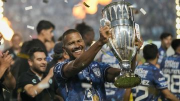 Salomon Rondon of Mexico's Pachuca lifts the trophy after winning the CONCACAF Champions Cup final match against the United States' Columbus Crew at Hidalgo stadium in Pachuca, Mexico, Saturday, June 1, 2024. (AP Photo/Eduardo Verdugo)