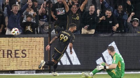 Momento en el que Denis Bouanga marca el único gol del partido.