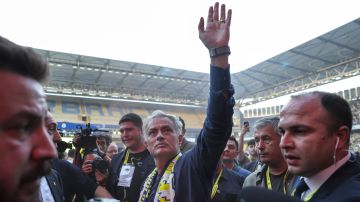 José Mourinho durante su evento de presentación como nuevo DT del Fenerbahce en el estadio Sukru Saracoglu.