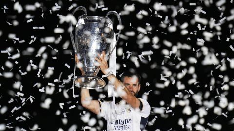 CORRECTS NAME OF PLAYER - Real Madrid's Nacho holds the Champions League trophy at the Cibeles square during a trophy parade in Madrid, Spain, Sunday, June 2, 2024. Real Madrid won against Borussia Dortmund 2-0. (AP Photo/Bernat Armangue)