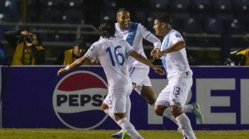 Alejandro Galindo celebra con sus compañeros uno de los goles que marcó en el partido contra Dominica de la semana pasada.
