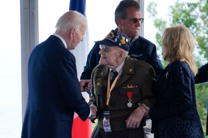 La primera dama Jill Biden ayudó a sostenerse a un veterano cuando este saludaba a Joe Biden.