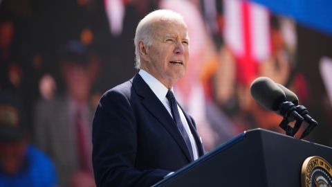 Biden elogió a los veteranos de la II Guerra Mundial en el 80 aniversario del Desembarco en Normandía.