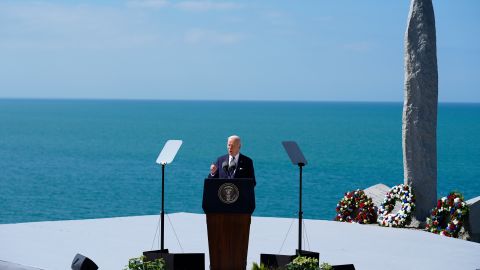 Biden pronunció un discurso sobre el legado de Pointe du Hoc y la democracia en todo el mundo.