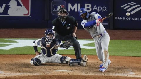 Teoscar Hernández conecta un doble de dos carreras para dar la ventaja a los Dodgers en el inning 11 durante el primer juego de la serie contra los Yankees en Nueva York.