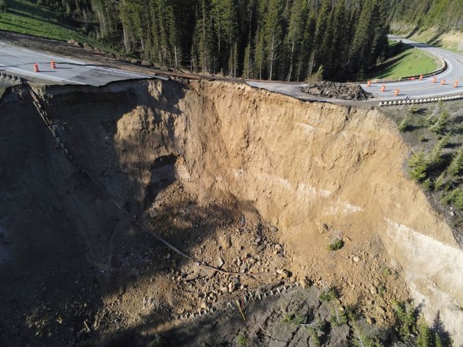 Se derrumbó parte de la carretera Teton Pass de Wyoming, una importante conexión turística con Idaho