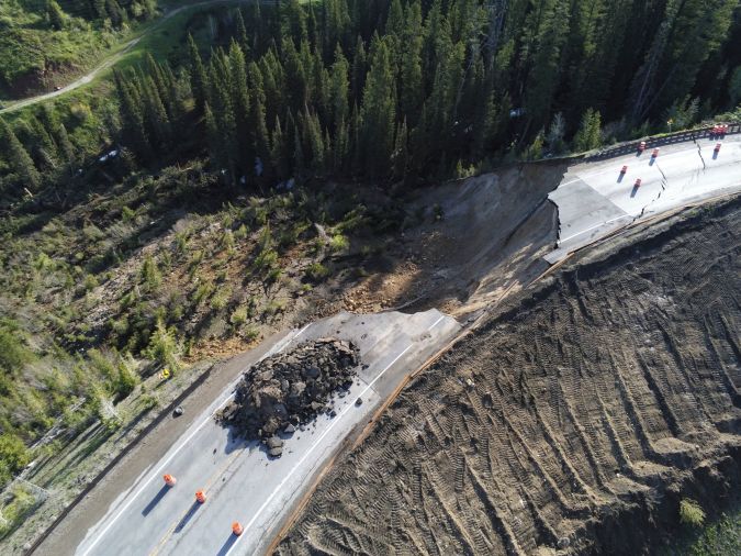 Se derrumbó parte de la carretera Teton Pass de Wyoming, una importante conexión turística con Idaho
