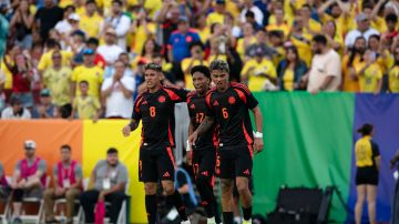 Los jugadores de la selección colombiano celebrando uno de los cinco goles que anotaron este sábado ante el combinado norteamericano.