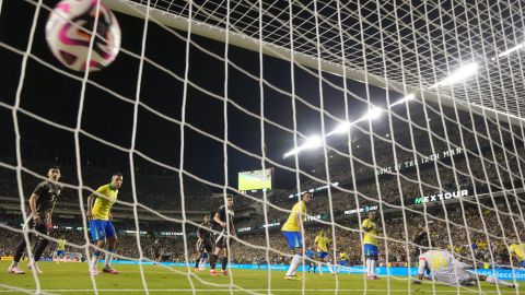 El balón rematado por el mexicano Guillermo Martínez sacude las redes tras doblegar al arquero Allison Becker. Era el 2-2 a los 92 minutos, pero Brasil anotaría una vez más para ganar el partido en College Station, Texas.